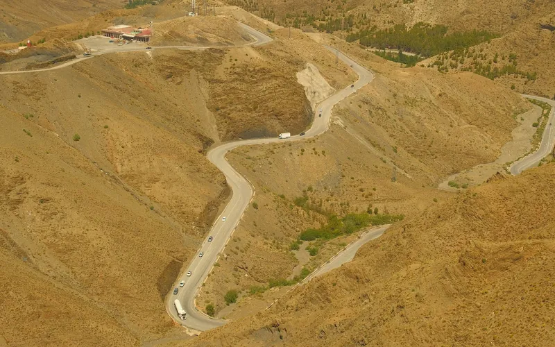 Serpentinen einer Bergstraße im Hohen Atlas